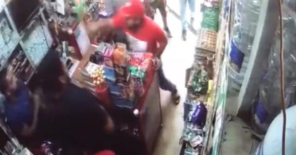 لحظة ضرب شاب على يد آخر بالساطور داخل محل في المطرية| فيديو