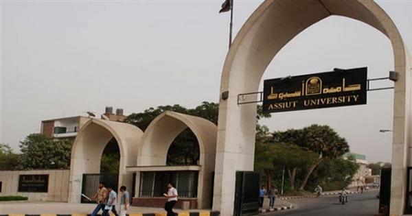 طالب بجامعة أسيوط يهدد زميلته لإجبارها على الزواج منه.. وتدخل عاجل من إدارة الجامعة