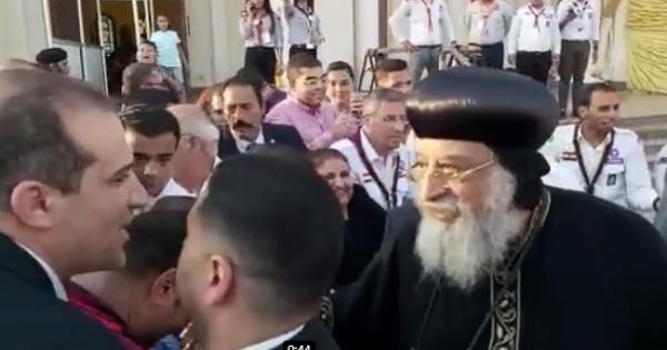 شاهد.. التفاف عدد من أبناء الكنيسة حول البابا تواضروس عقب انتهاء صلوات العشية