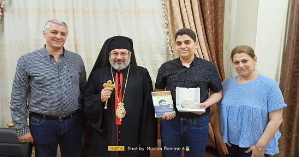 الأنبا توما يكرم الطالب وسيم أمير الحاصل على المركز الأول بسوهاج