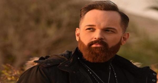 محمد محمود عبد العزيز ينعي «كلبته» ويحذر من عدم احترام مشاعره