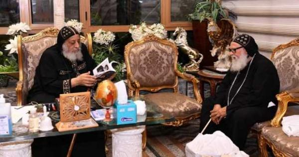 البابا تواضروس يستقبل رئيس دير السريان
