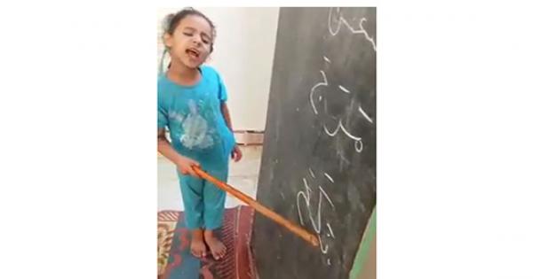 خالد منتصر عن فيديو تعليم الاطفال النطق الصحيح لكلمات: كفر - نكح - لعن: بيعلموهم تكفير الآخر المختلف.. ياعيني على أطفالنا الذين تغتال براءتهم كل يوم