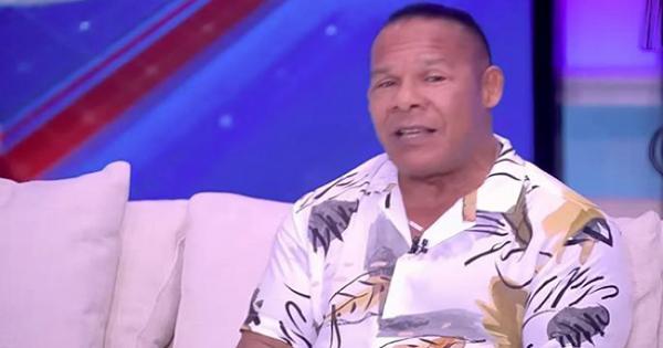 "أنا وعمرو دياب ما بنكبرش".. الشحات مبروك يكشف السبب (فيديو)