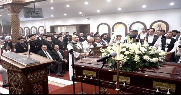 بملابس بيضاء.. شعب إيبارشية لوس أنجلوس يزفون القمص جون ميخائيل إلى السماء