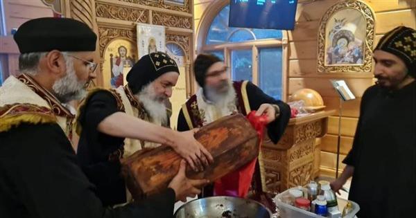 الأنبا مقار يطيب رفات القديس القوي الأنبا موسى الأسود في كندا