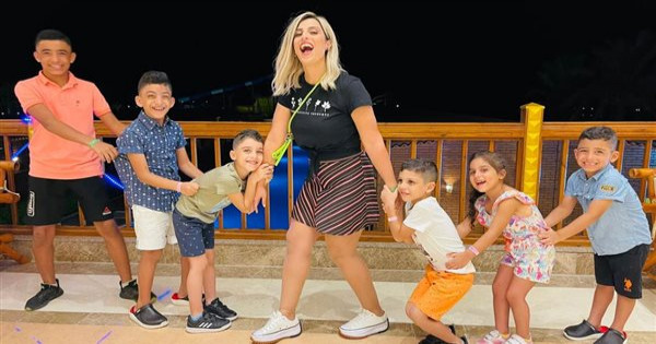 8 في بيت واحد.. فيفي أم لـ6 أبناء غير أشقاء: آباؤهم تركوهم واحتضنتهم - صور