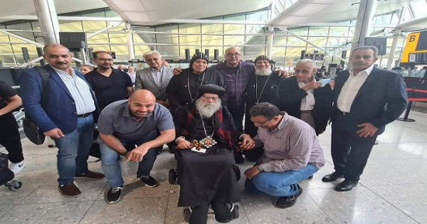 الانبا باخوميوس يسافر لندن للعلاج بناءاً على نصحية البروفسير ميشيل حنين.. والأقباط يطلبون الصلاه من أجله