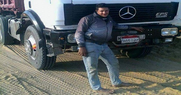 حافيا بملابس بسيطة.. حمو بيكا ينشر صورة له قبل الشهرة : الشغل مش عيب العيب انك تداري الماضي بتاعك و المفروض تفتخر بيه