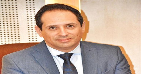 الاعلامي احمد سالم: محدش في دول العالم المتحضر بيلبس شراب علي صندل في الصيف والبدلة اللميع السودا والفضي جريمة في حق المجتمع .. ياست الكل مش اي حاجة بتلمع تعمليها فستان