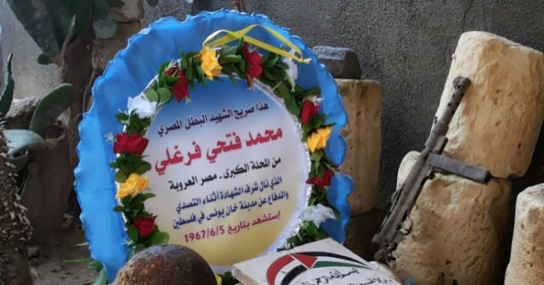 فلسطيني يدفن رفات ضابط مصري من شهداء 67 في قبر والده: كان بيدافع عننا - صور
