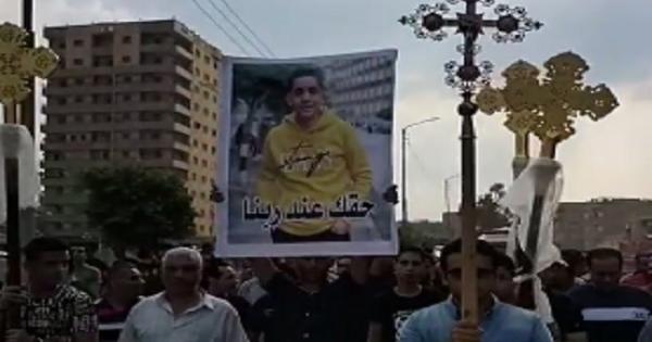 مسيرة شعبية لمدفن مينا أمير وسط أحزان وصراخ أحبائه.. ومطالب بالعدالة - فيديو