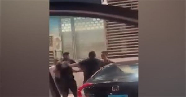 خناقة شوارع.. كواليس ضرب ياسر إبراهيم لـ "مشجع" أمام أحد المولات بعد ان وجه له ألفاظ خارجة - فيديو