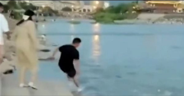 بجرأة كبيرة..شاب ينقذ طفلة من الغرق فيديو