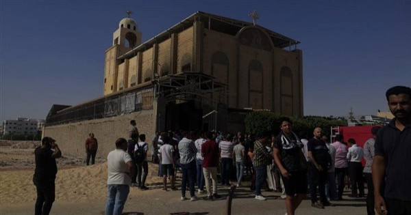 محافظ المنيا يصل كنيسة الأنبا بيشوي ويؤكد السيطرة علي الحريق - صور