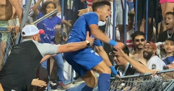 كادت تتسبب في كارثة.. لحظة سقوط جدار الملعب أثناء احتفال إمام عاشور المثير |فيديو
