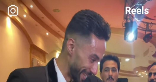 عريس أبكى المعازيم يوم زفافه.. فاجأ والدته وقبل رأسها وقدميها