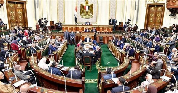 لدينا وفرة في الخريجين.. مقترح برلماني بوقف القبول بكليات الحقوق والآداب