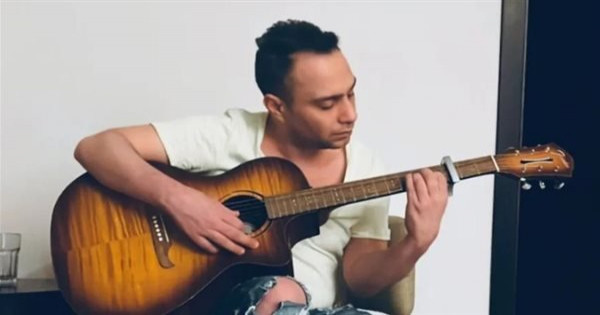 ممسكًا بـ جيتار.. حسام حبيب يعلن عودته لأعماله الفنية بعد أزمته مع شيرين عبد الوهاب
