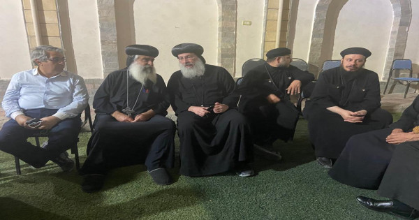 أسقف ديرمواس يزور كنيسة الأنبا بيشوي التي شهدت حريق اليوم - صور
