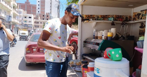بمساعدة زوجته.. حسن يحول "تروسيكل" إلى كافيه متنقل بالبحيرة | فيديو