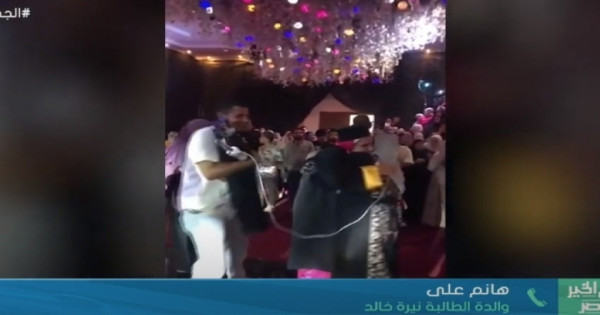 أم حضرت حفل تخرج ابنتها بأنبوب أكسجين: «قالت لي مش هروح من غيرك» - فيديو