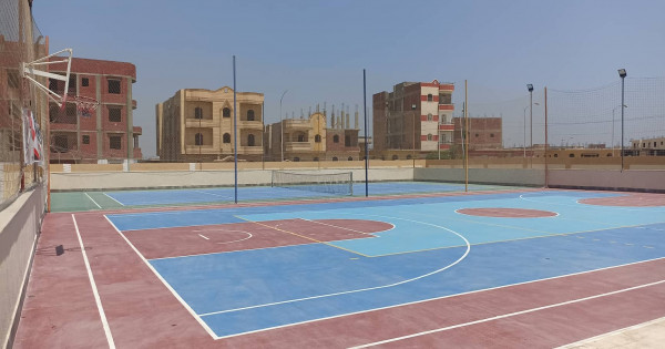 ملاعب للاسكواش والتنس والجمباز والقدم بمدارس سان جورج الدولية ببني سويف - صور