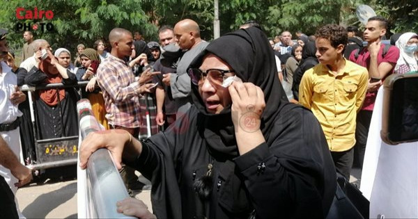 لافتات بصورة شيماء جمال.. أسرة الضحية أمام المحكمة قبل بدء جلسة محاكمة المتهمين |صور
