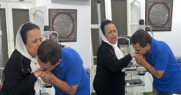 طبيب يقبل يد معلمته كاميليا عبد المسيح : ليها فضل كبير عليا