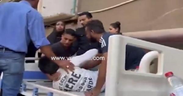 "عايز أشوف أمي".. محاولات لتهدئة طفل منهار بعد وفاة والدته في حريق كنيسة إمبابة - فيديو