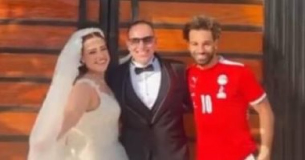 محمد صلاح يفاجئ عروسين فى الإسكندرية خلال حفل زفافهما.. فيديو