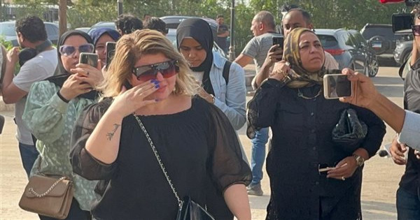 تبكى بشدة.. انهيار مها أحمد في جنازة هشام سليم