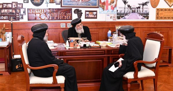 البابا تواضروس يستقبل الأنبا داود وصليب