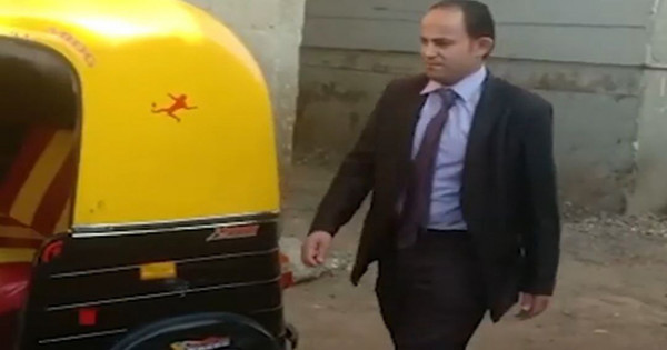 فيديو .. أشيك سائق توك توك في مصر يرتدي بدلة كاملة وحذاء لامعا: بحاول اغير فكرة الناس عن سواقين التكاتك