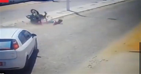 هذا الشيء ينقذ سائق من الموت المحقق مرتين خلال ثوان - فيديو