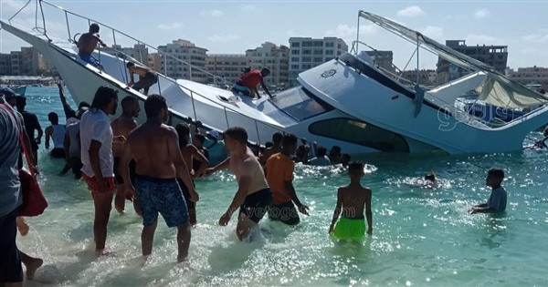 غرق جزئي ليخت بشاطئ الغرام في مرسى مطروح | صور