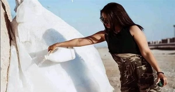فتاة مصرية تثير ضجة بحرق فستان زفافها احتفالا بالطلاق - صور