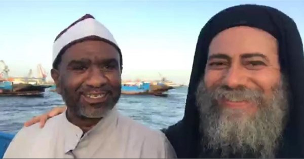 بعد فيديو تنس الطاولة اللي قلب السوشيال ميديا.. القس دوماديوس والشيخ أحمد 9 سنوات على الحلوة والمرة - فيديو وصور