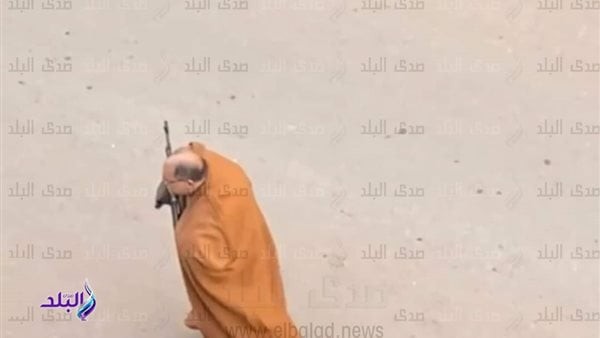 لبسوه قميص نوم.. حكاية مسجل خطر ارتكب 100 جريمة وبث الرعب في حي بأكمله - صور