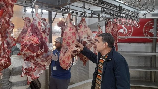 ضبط مواد غذائية فاسدة ومجهولة المصدر بكارفور المعادي | صور