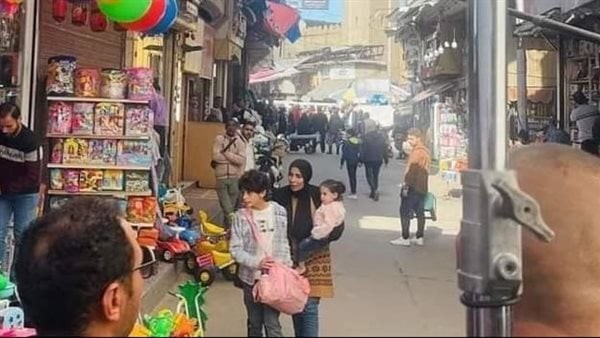غلق سوق كامل من أجلها.. ماذا تفعل منى زكى بدمياط ؟ - صور