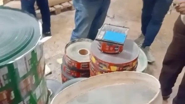 العربية : صدمة في مصر.. ضبط مصنع لإنتاج مشروب قهوة شهير من بودرة البلاط - فيديو وصور