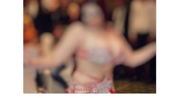 القبض على راقصة شهيرة بتهمة تقديم محتوى إباحي