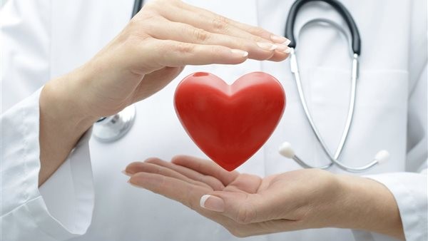 6 علامات تكشف وجود مشاكل في القلب.. بينها عسر الهضم