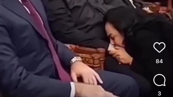 شاليمار تقبل يد زوجها جورج وسوف في عزاء نجلهما - صور وفيديو