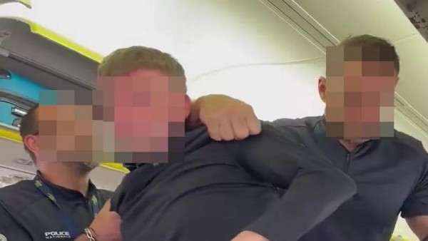 سلوكه غير طبيعي.. طرد رجل من طائرة واحتفال الركاب لهذا السبب "فيديو وصور"