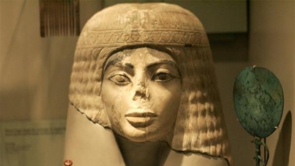 تمثال مصري عمره 3 آلاف عام يثير جدلا حول السفر عبر الزمن.. ما علاقة مايكل جاكسون؟