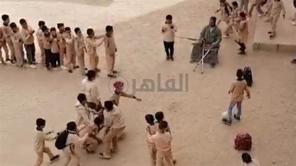 عامل مدرسة يتعدى بالضرب على تلميذ في حصة الألعاب بالفيوم.. والتعليم ترد| فيديو