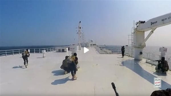 رفعوا علم فلسطين.. الحوثيون ينشرون فيديو الاستيلاء على سفينة بالبحر الأحمر لصلتها برجل أعمال إسرائيلي