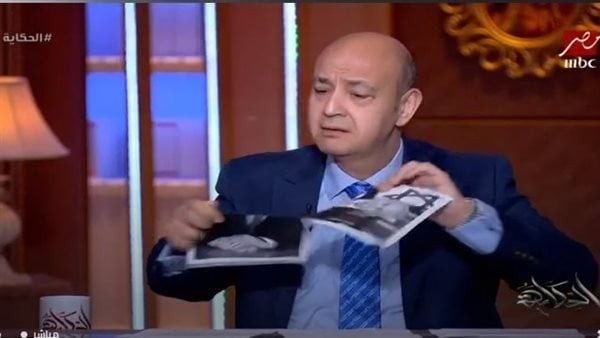 عمرو أديب يمزق صورة نتنياهو رئيس وزراء إسرائيل على الهواء